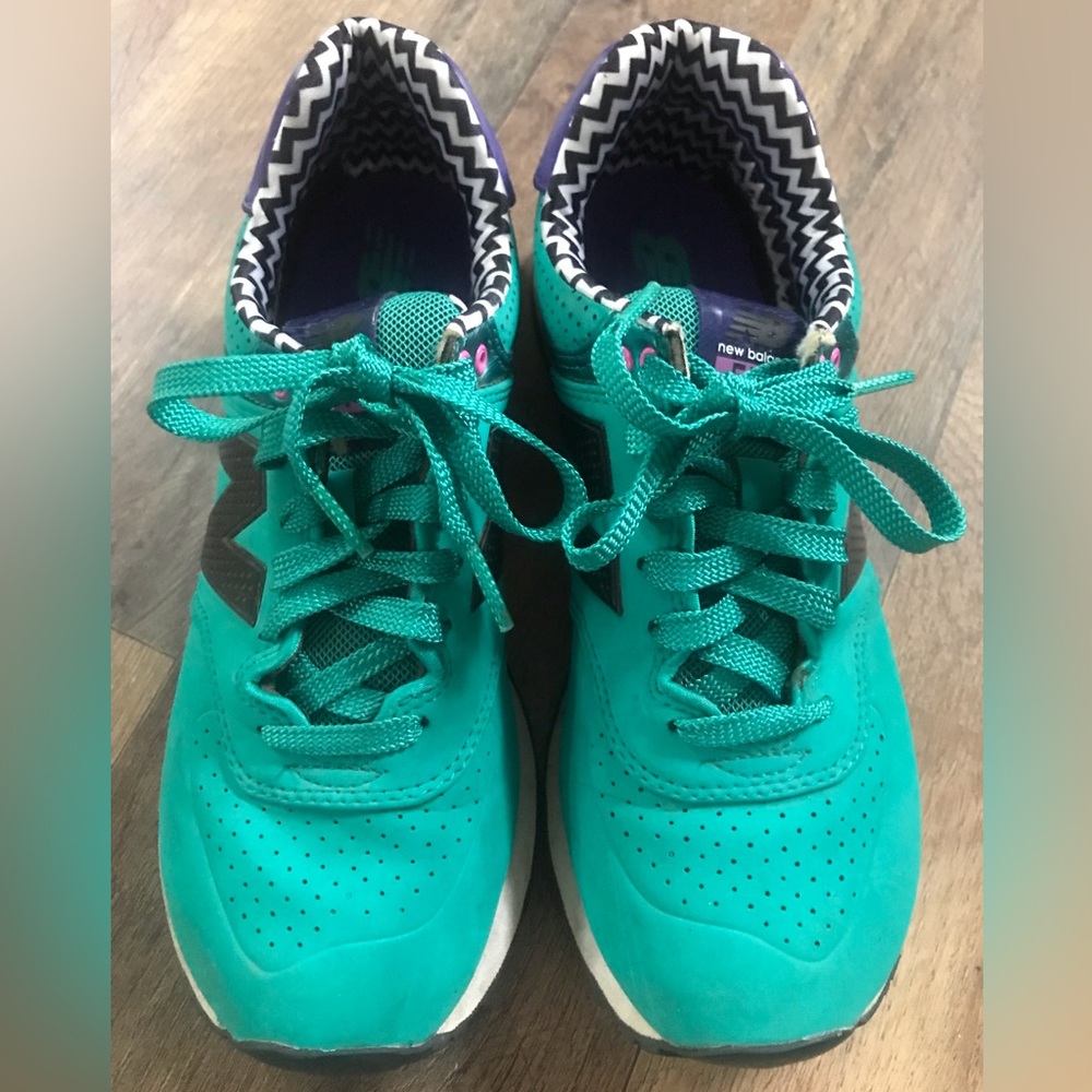 New Balance Teal and Black Women's Running Sneakers with Chevron Collar